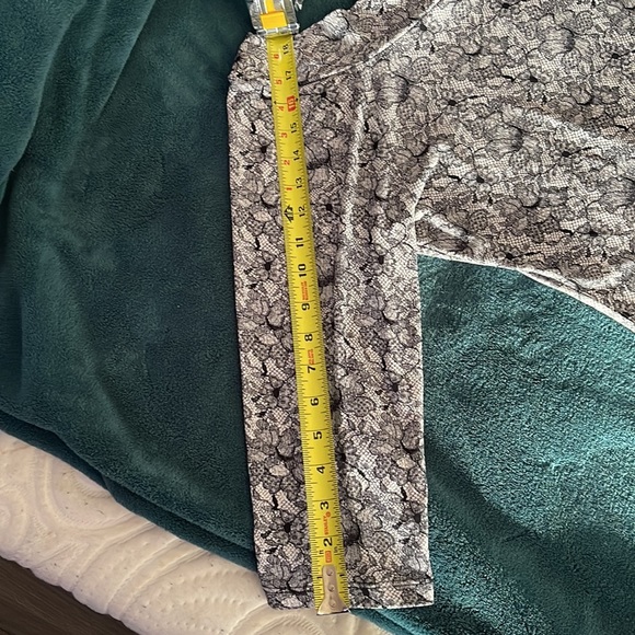 David Wayne Black and White Flowered Shoulder/Off Shoulder Top - Picture 6 of 8